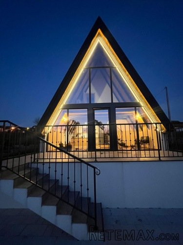 Na prodaju 2 A-Frame kuce sa bazenima