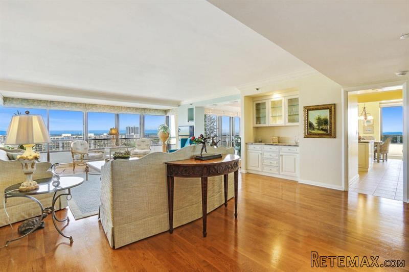 3 bedroom Residence For Sale: North..