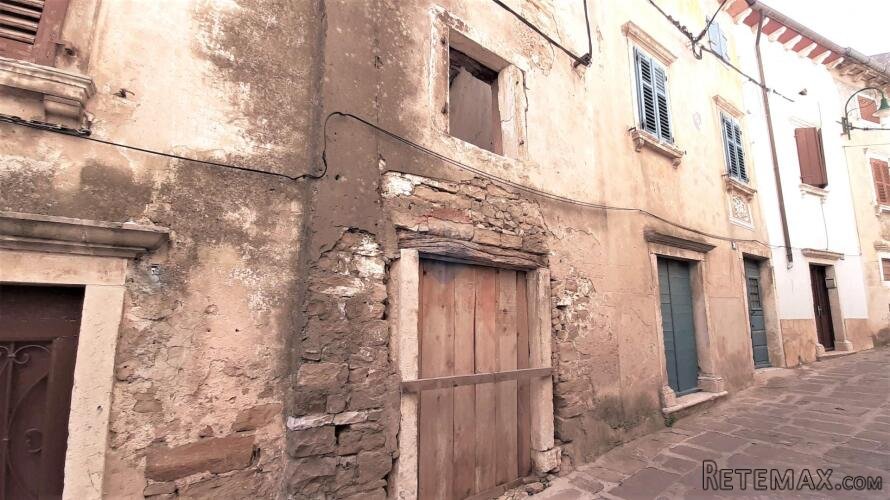 Istra, Buje- kuća u nizu za adaptaciju