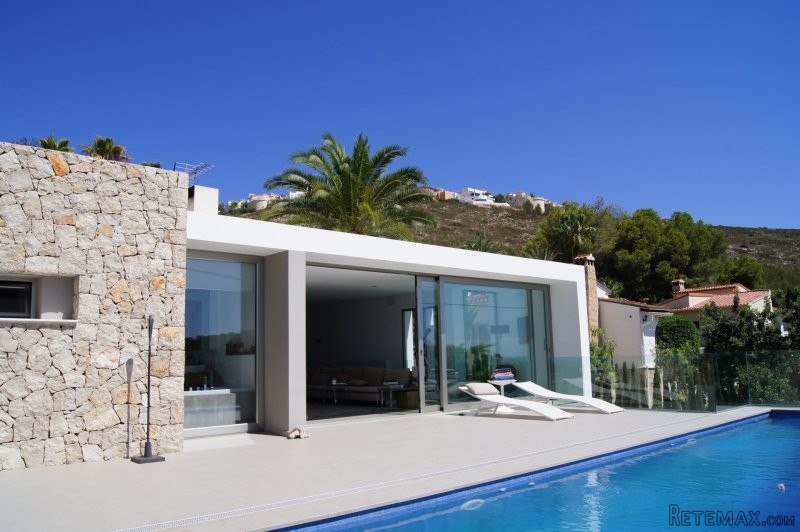 Stunning modern villa with gorgeous sea..