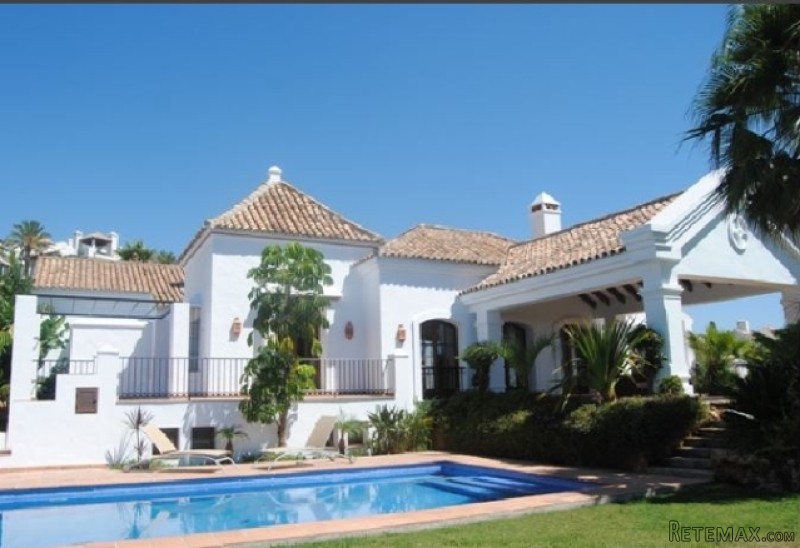 4 Bedrooms - Villa - Malaga - For Sale