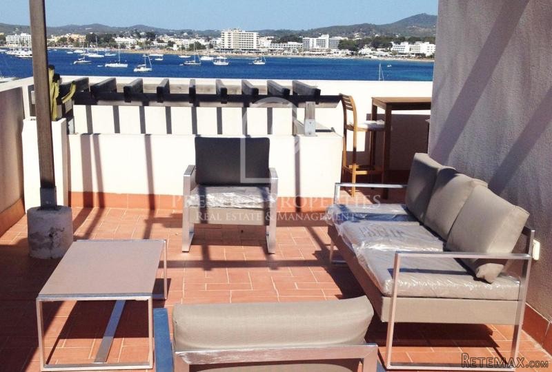 Beautiful penthouse on the sea front in..