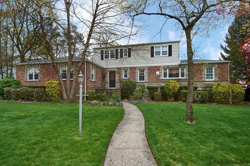 6 bedroom House For Sale: 1 Genesee.. - 2