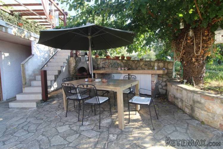 Istra,Vinkuran, kuća s pogledom na zelenilo i more.