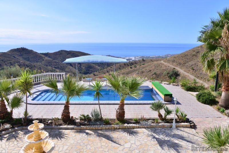 Chalet for Sale in Sayalonga 580.000..