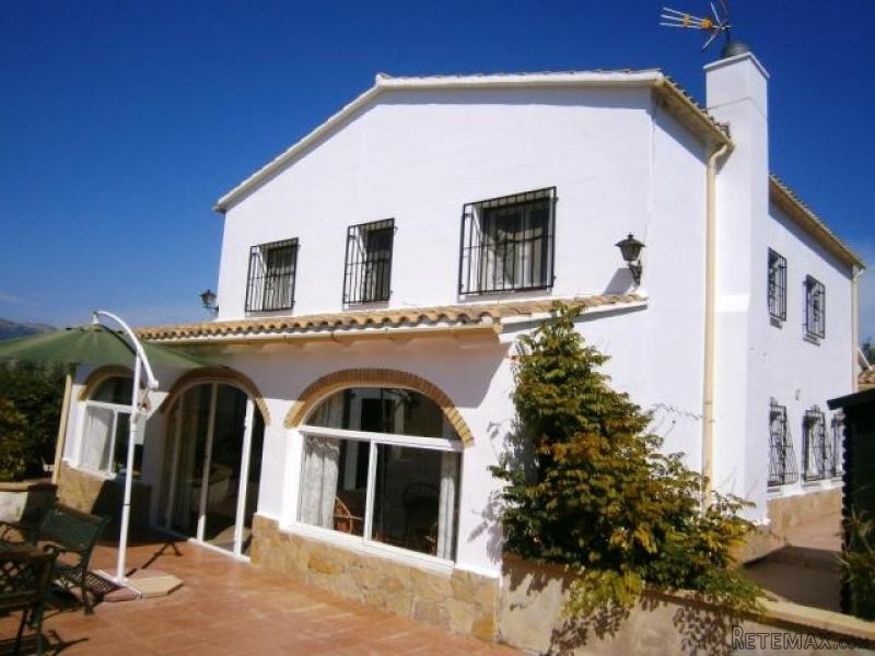Beautifully Presented 4 Bedroom Country.. - 2