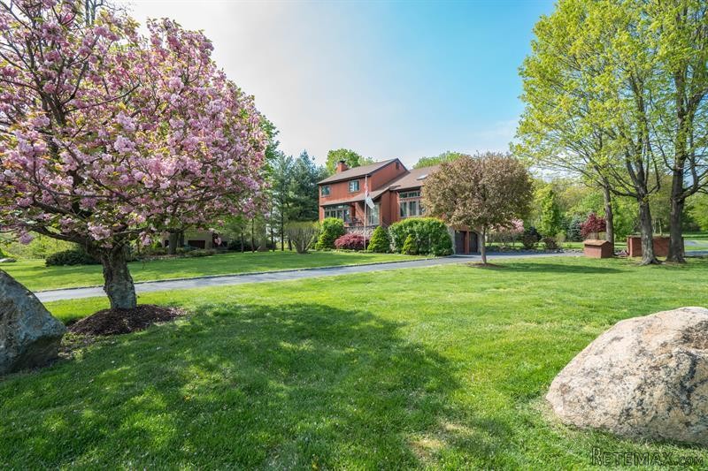 4 bedroom House For Sale: 50 Apple Hill..