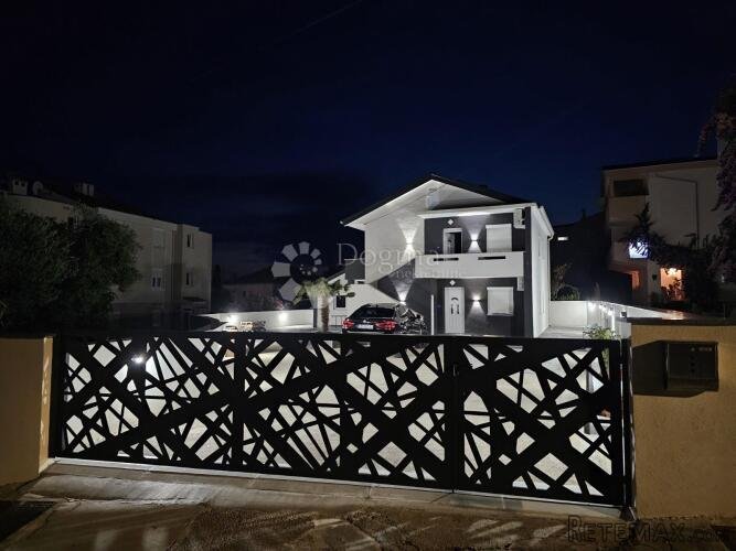 OTOK PAG NOVALJA SAMOSTOJEĆA KUĆA SA TRI APARTMANA - 2