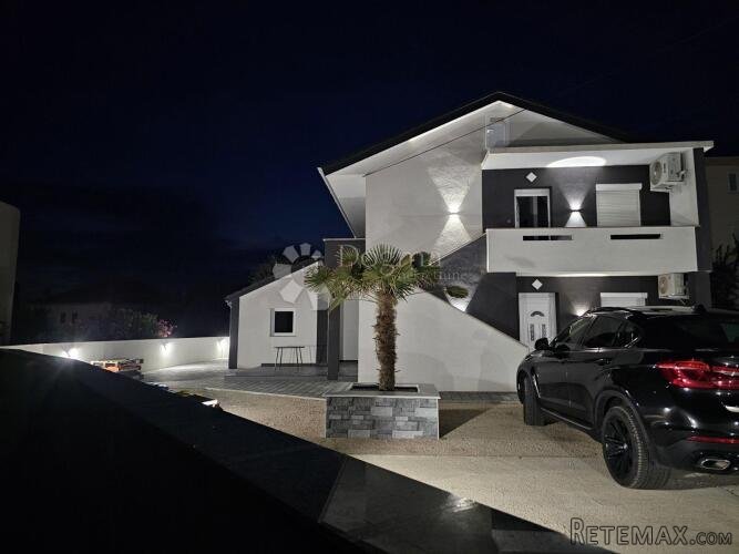 OTOK PAG NOVALJA SAMOSTOJEĆA KUĆA SA TRI APARTMANA - 3