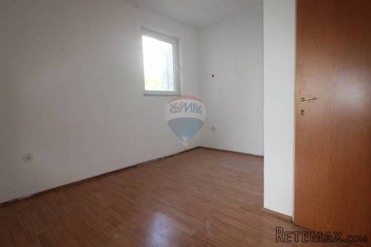 PULA, KAŠTANJER PRODAJE SE DVOSOBAN STAN U PRIZEMLJU...