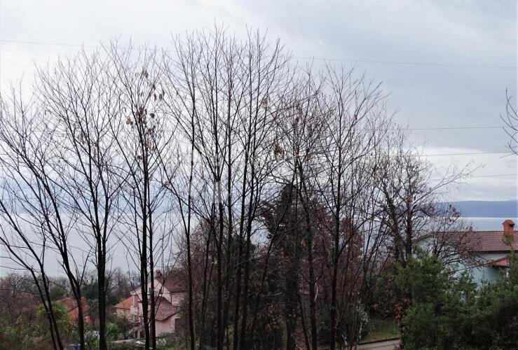 Oprić, zemljište s pogledom na more