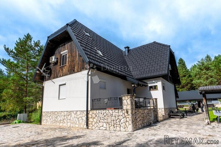 PLITVICE, kuća koja plijeni svojom ljepotom i toplinom