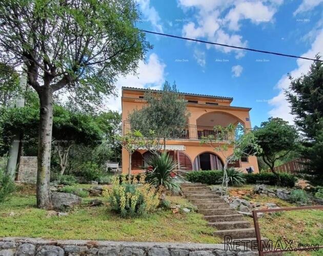 Prodaja velike, lijepe kuće sa 5 apartmana i prekrasnim..