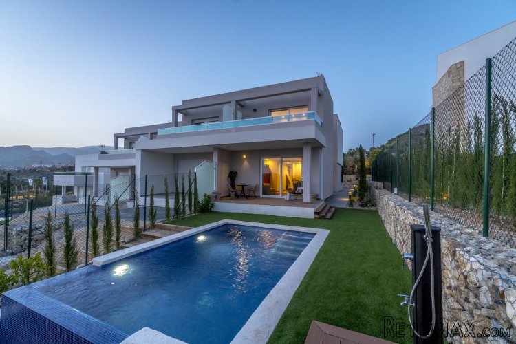 El bungalow está ubicado en la exclusiva urbanización S..