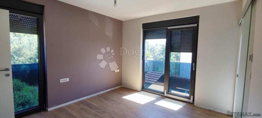 PETRČANE - Troetažni stan B3 u novogradnji - 2