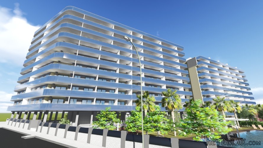 Los apartamentos están ubicados en una urbanización, junto..