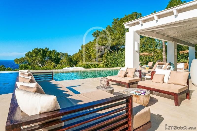 Refurbished villa in stunning natural..