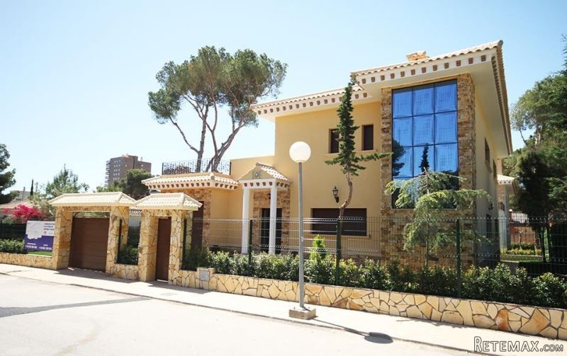 4 Bedrooms - Villa - Alicante - For Sale