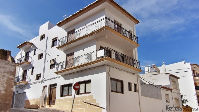 5 Bedroom 4 Bathroom Townhouse with..
