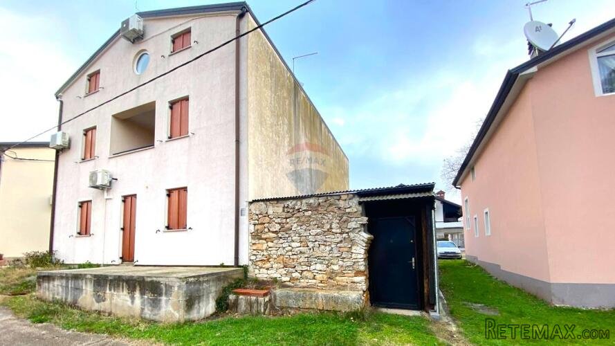 Istra,Novigrad-Kamena kuća u nizu