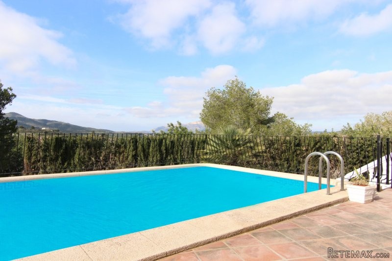 Large 4/5 bedroom property with..