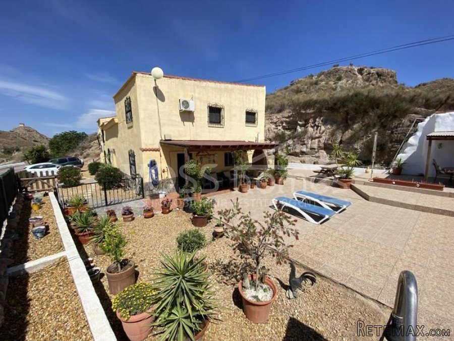 NEW & EXCLUSIVE TO VOSS HOMES - A stunning, huge 358m2.. - 11