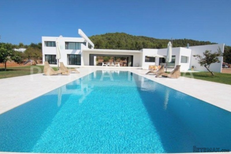 Very modern villa in idyllic rural..