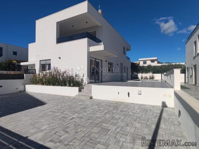 VODICE - novoizgrađena, atraktivna kuća s bazenom