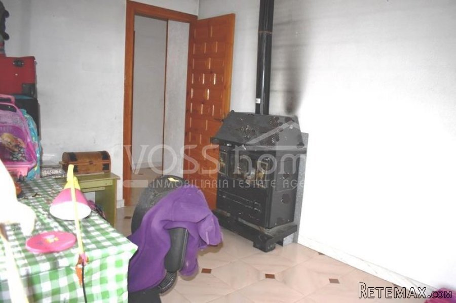 REDUCED!!! Larger than average, 3 double bed, 2 bath, 1st.. - 12