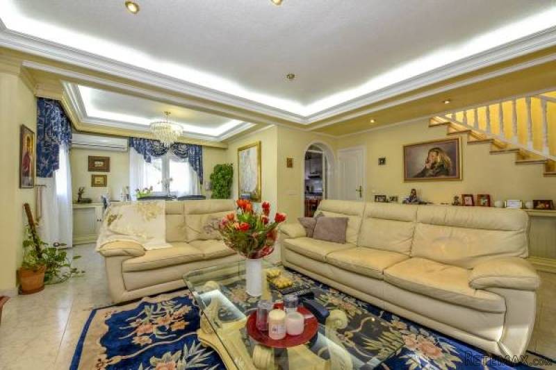3 Bedroom 3 Bathroom Villa In Ciudad.. - 2