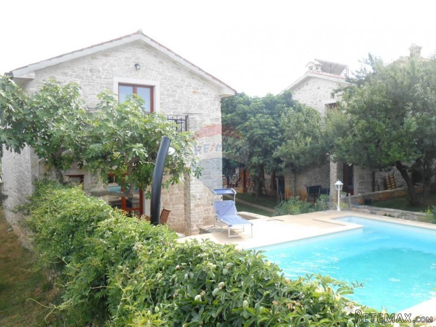 Istra, Peruški, 2 kamene kuće sa bazenom - 3