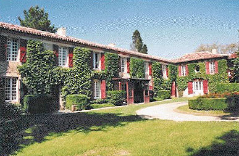 Substantial 17th Century Domain In 32..