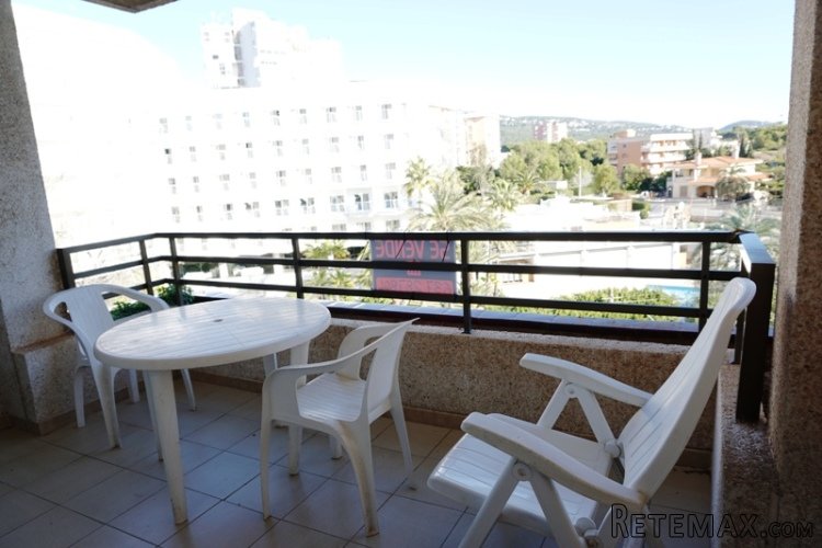 This apartment of 59 sqm on the 1st floor consist of a..