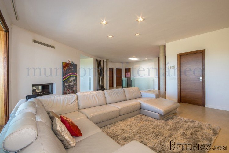 This modern villa has everything you can wish for set in a.. - 5