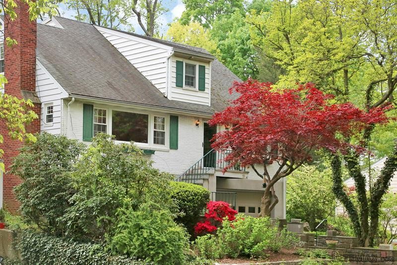 4 bedroom House For Sale: 19 Field Road..