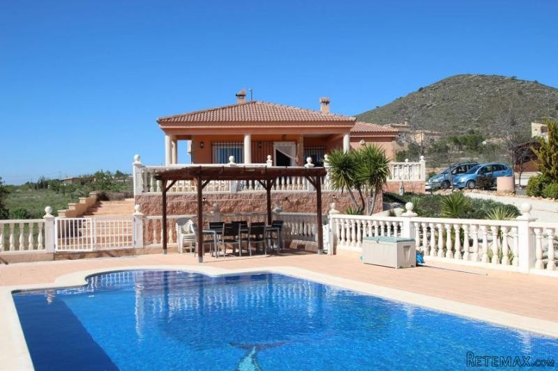 Amazing views large 10M pool and close..