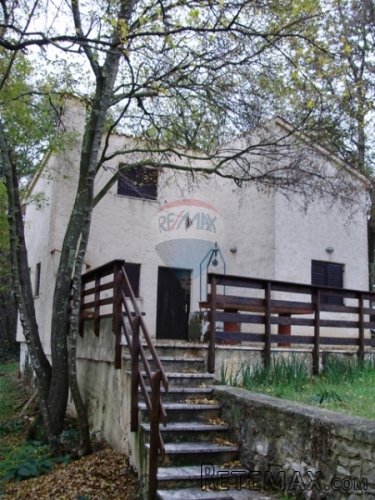 ISTRA,LOBORIKA - KUĆA OKRUŽENA ZELENILOM - 3