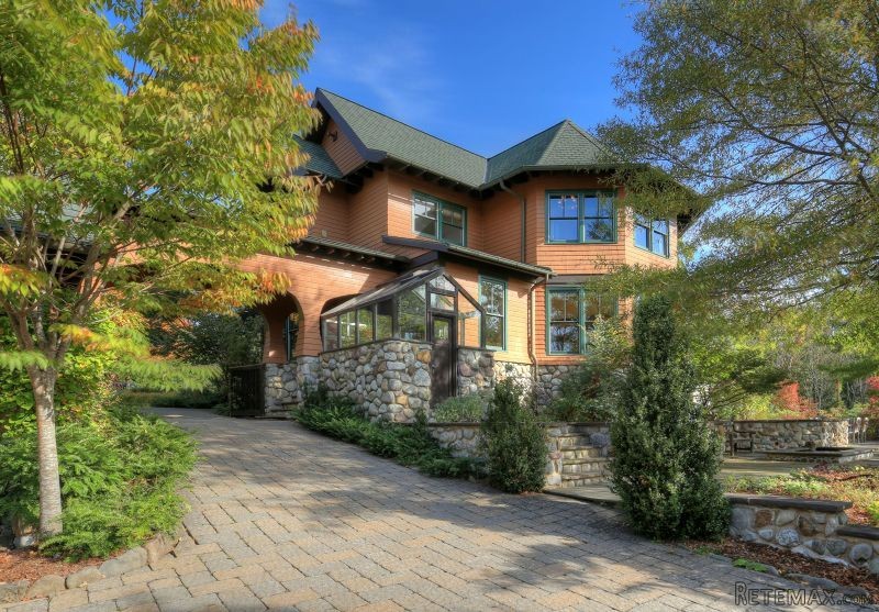 4 bedroom Detached House For Sale: 74..