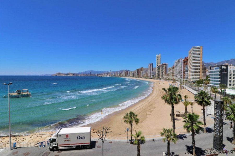 Maravillos apartamento semireformado en la primera línea.. - 3