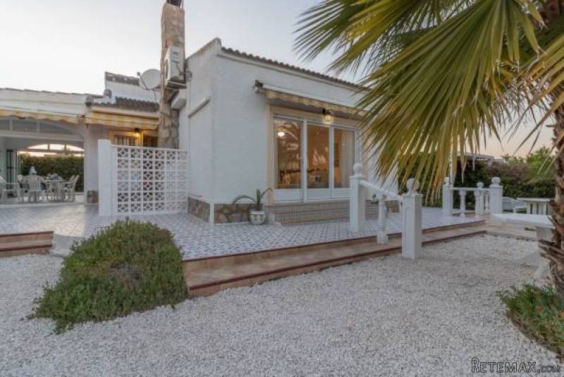 3 Bedroom 2 Bathroom Villa In..