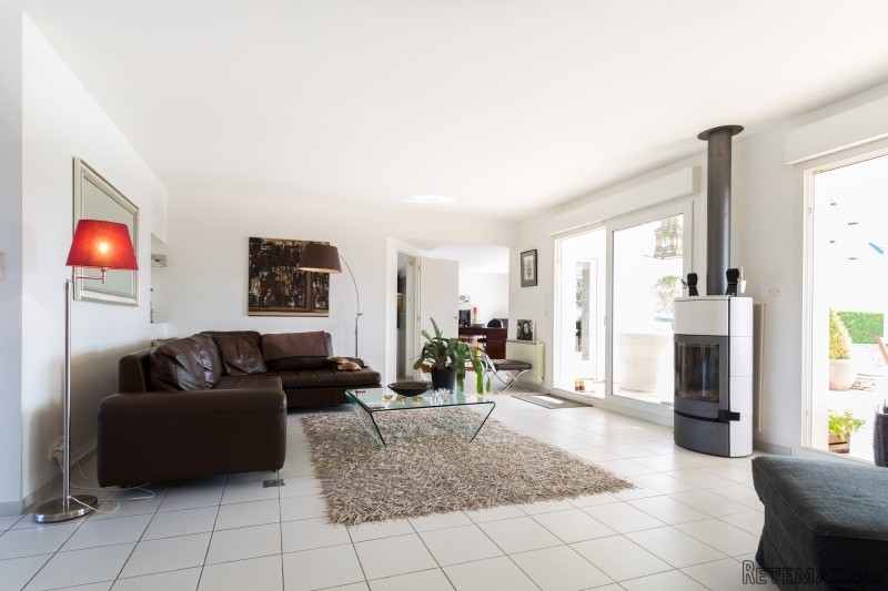 WOW FACTOR - Stunning 4 Bed home with.. - 2