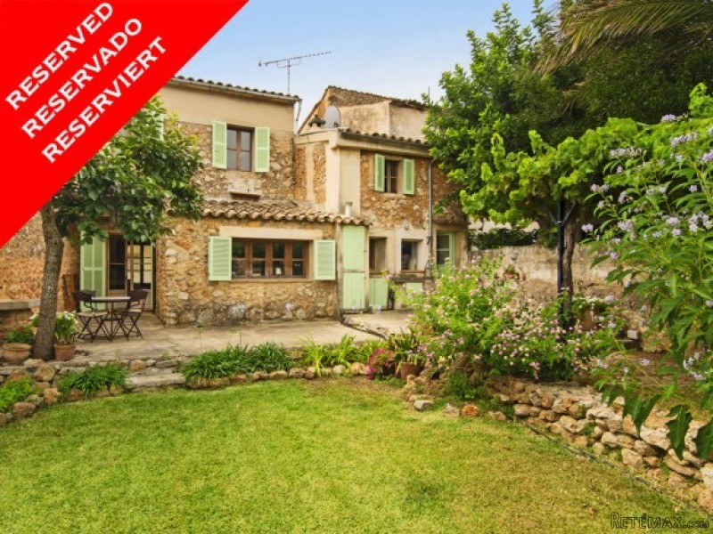 *reserved* Lovely And Cosy Town House..