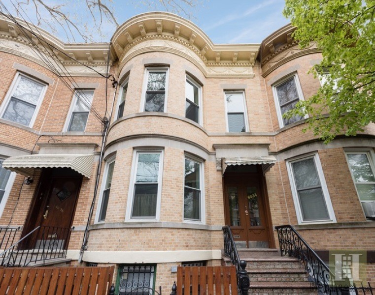 6 bedroom Town House For Sale: 6034..