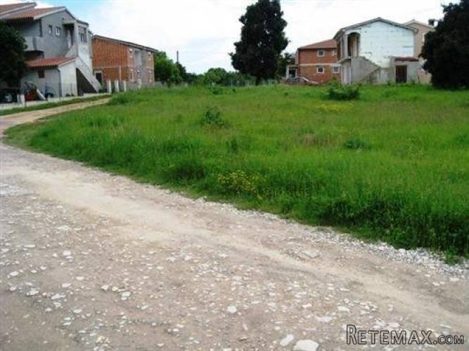 PULA - GRAĐEVINSKO ZEMLJIŠTE NA PERIFERIJI GRADA - 2