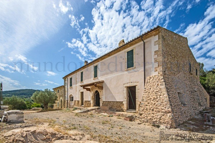 Fabulous large historic Possession dating back to the year.. - 2