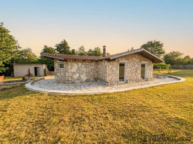 KAMENA ISTARSKA KUĆA – 3500 m² ZEMLJIŠTA I MIR - 2