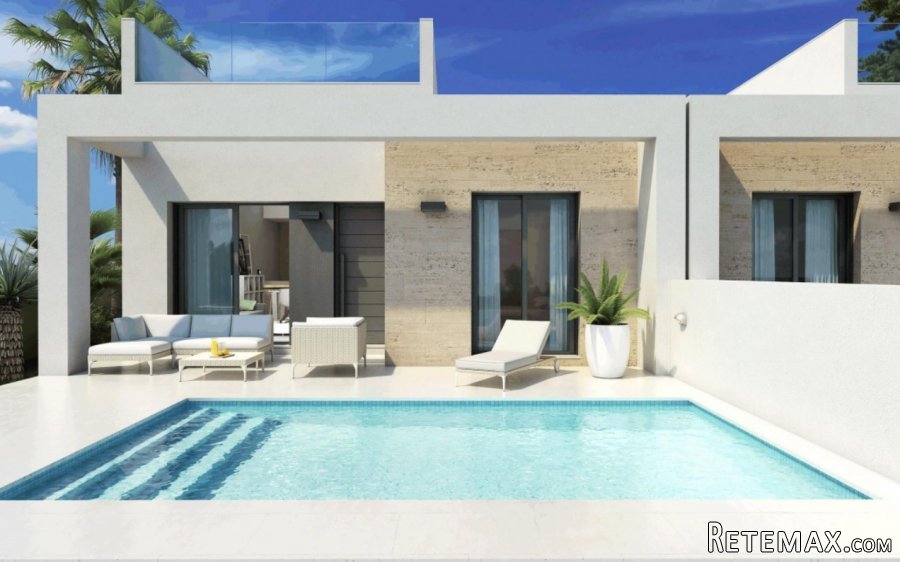 Modernos bungalows en una urbanización nueva en un pueblo..