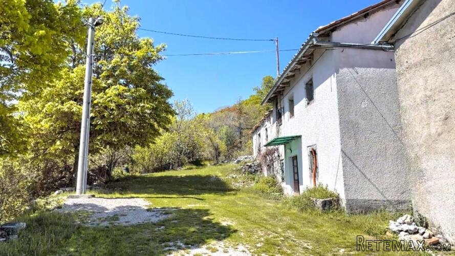 Istra,Slum-Autohtona kuća sa 5 h zemljišta - 2