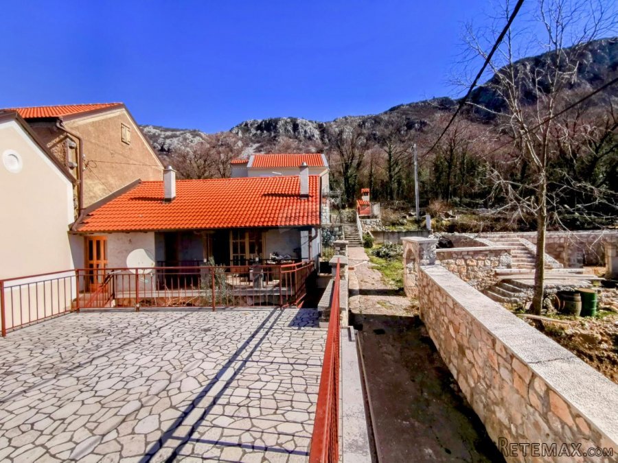 Tribalj, dvojna kuća s terasom, garažom i okućnicom - 2