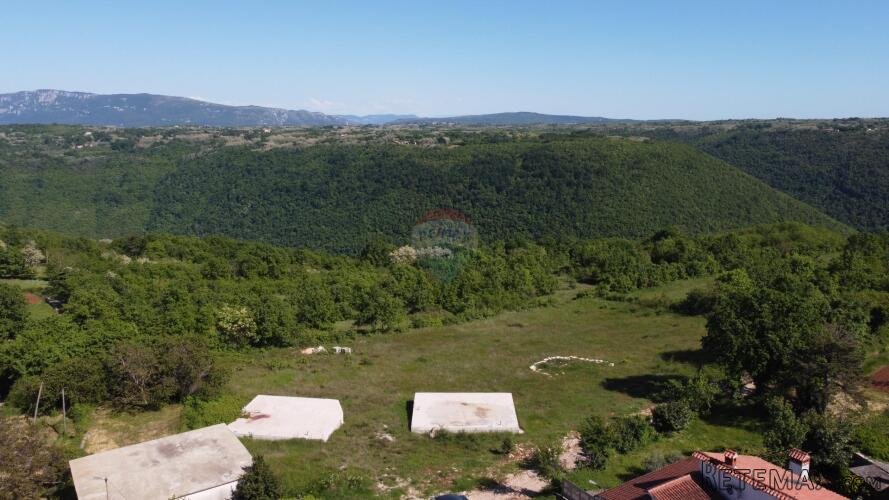 ISTRA, PIĆAN - Gr. zemljište 2000m2 + Polj. 4000m2, započeta